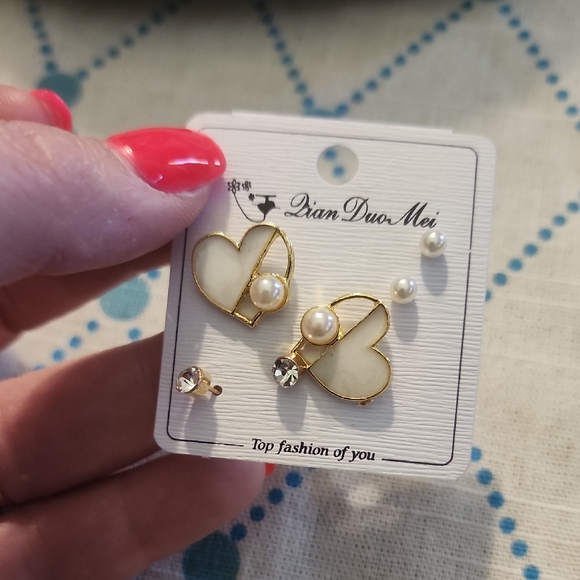 unbranded Jewelry - Gold and White Heart Earrings
